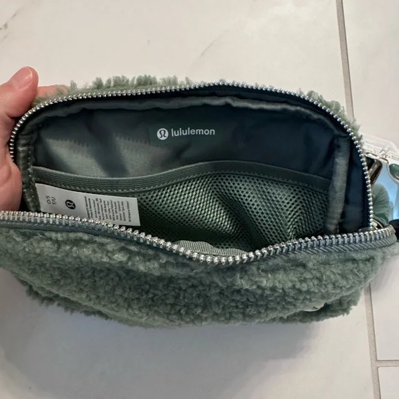 NWT lululemon fleece belt bag - Picture 12 of 12